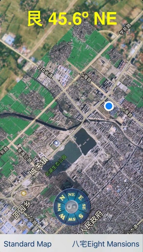 iPhone周易手机上的可以看卫星地图的八宅罗盘。